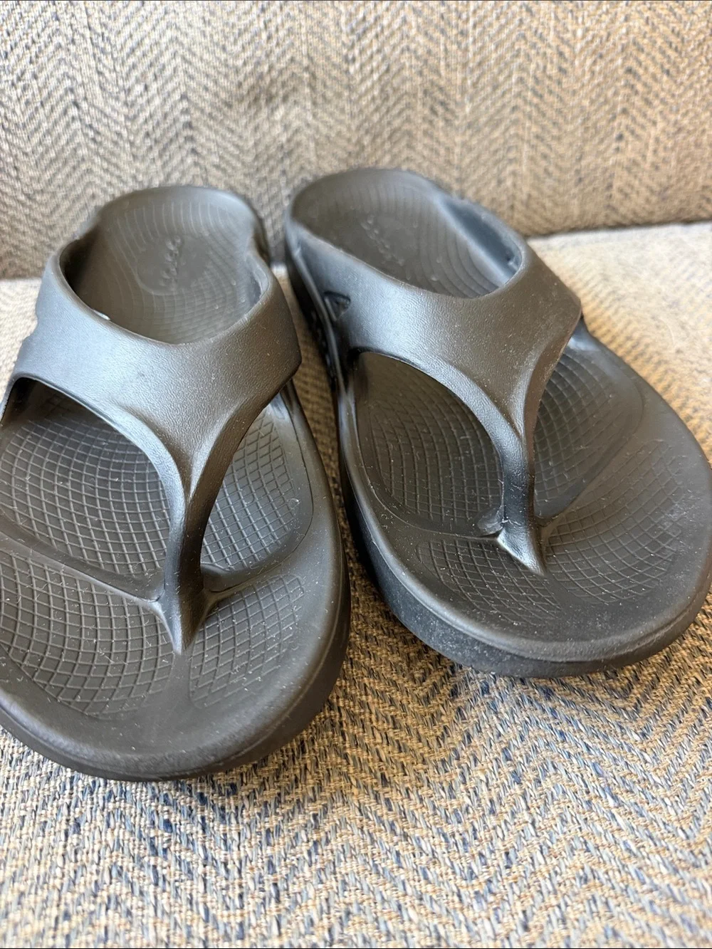 OOFOS OOlala Luxe Unisex Black Thong Flip Flop Sandals Size M7/W9 (Eu:40)